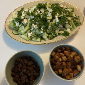 Grøn salat med melon, feta og croutoner