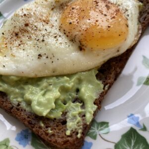 Rugbrødsmad med æg guacamole