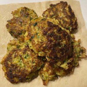 Grøntsagsfrikadeller/-bøffer med gulerod, squash og blomkål