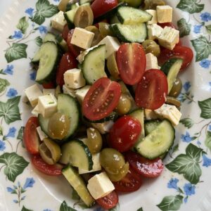 tomatsalat med agurk, oliven og feta